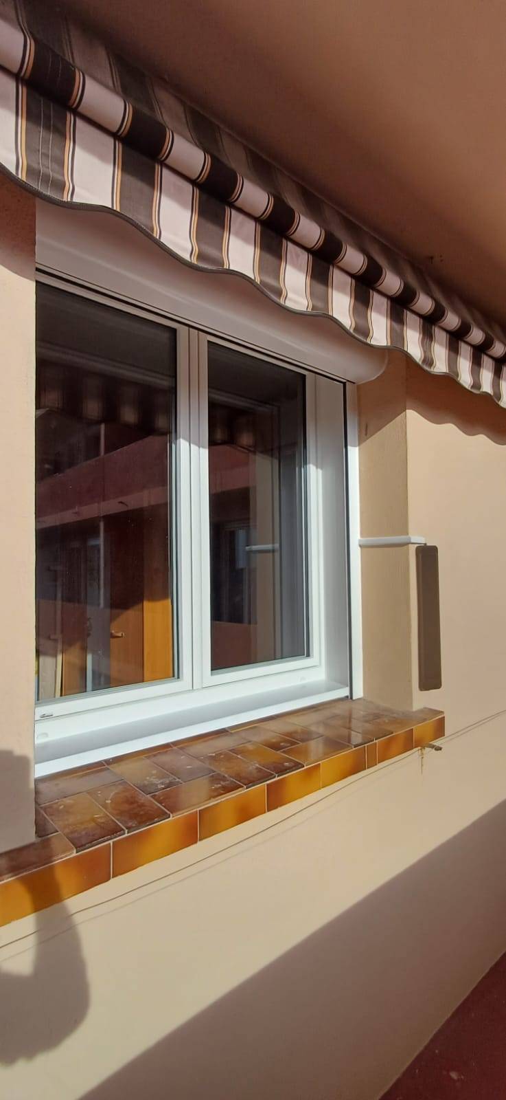 Une solution sur-mesure pour optimiser l'énergie solaire de vos volets roulants même sous une avancée de toit