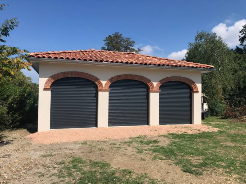 une porte de garage motorisé, posé, garantie par Lorenove Toulouse, demandez votre devis gratuit concernant vos projet de menuiseries.