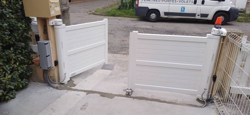 Portail Alu Blanc LA TOULOUSAINE posé par Lorenove31