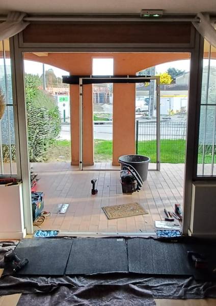 Un changement radical en une matinée ! ⏱️ L'expertise des poseurs salariés Lorenove Toulouse pour la nouvelle porte technique du salon 