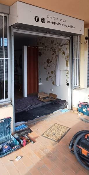 Sécurité et esthétisme au rendez-vous ! ✅ Lorenove Toulouse (poseurs salariés) a installé une porte alu gris 7035 impeccable au salon 