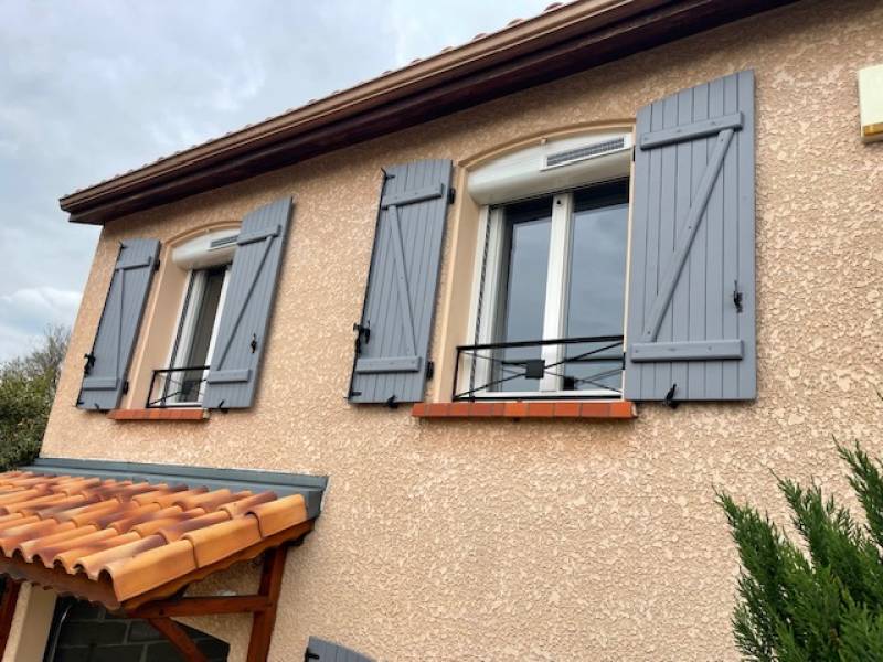 Adaptation des volets roulants solaire + habillage, réalisé par des professionelles de la menuiserie, Lorenove Toulouse vous conseille dans vos projets de rénovation 